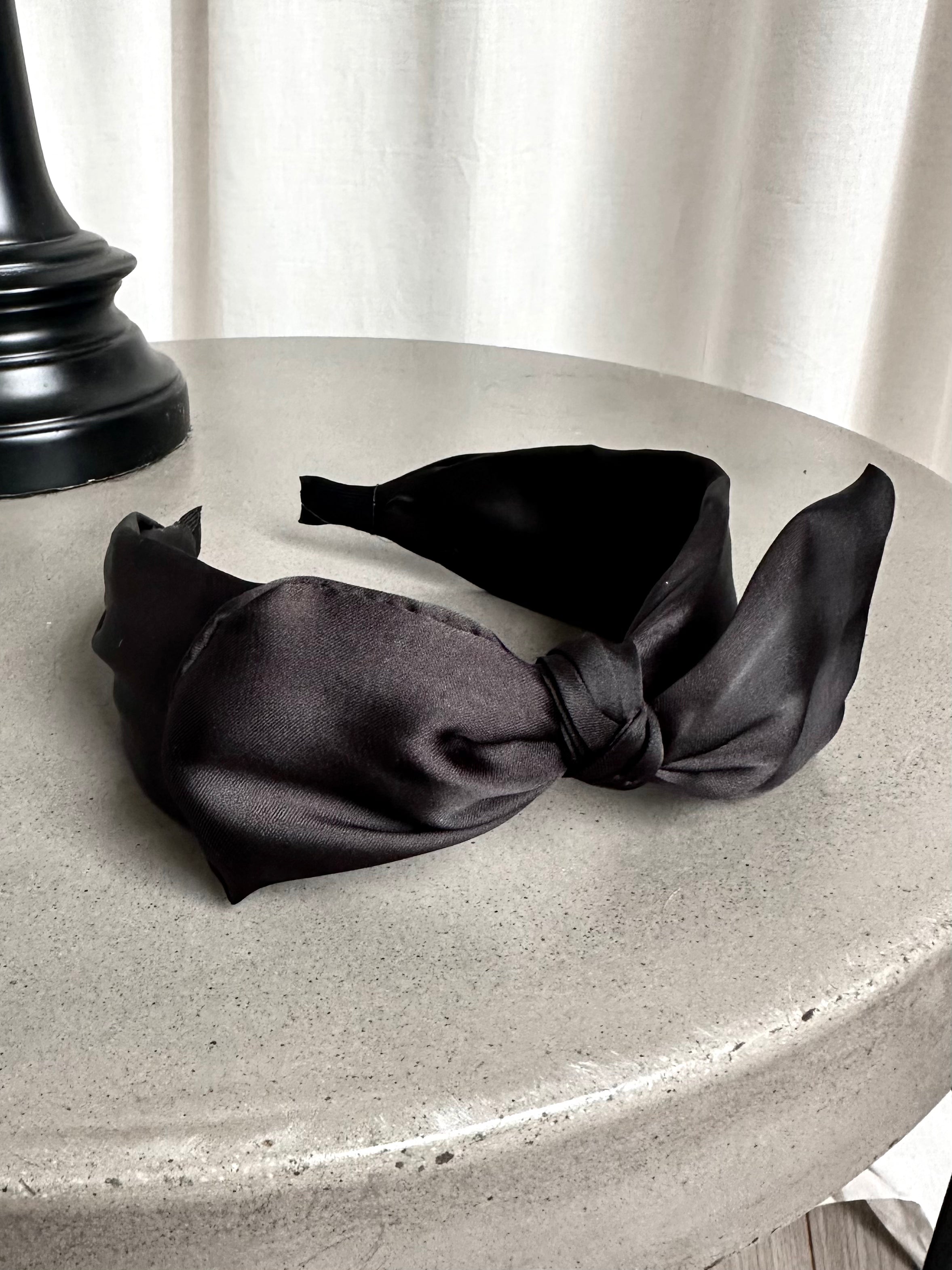 Bow - Hårbøjle i silkelook med sløjfe